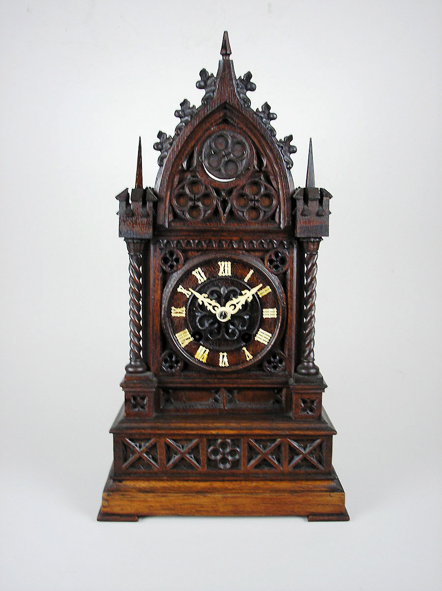 Настенные часы германия. Часы в готическом стиле. Готические часы настенные. Антикварные часы настенные. Часы настенные в старинном стиле.